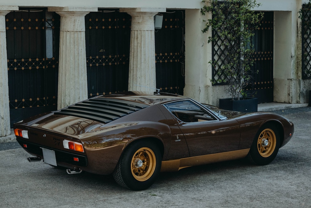Lamborghini Miura SV stehend von schräg hinten