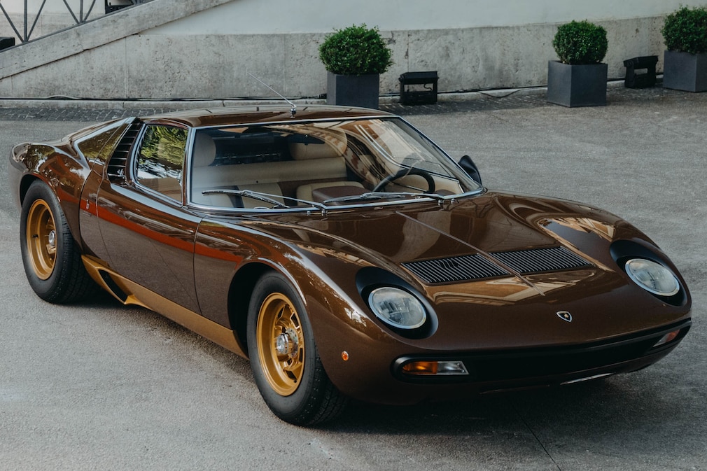 Lamborghini Miura SV stehend von schräg vorn
