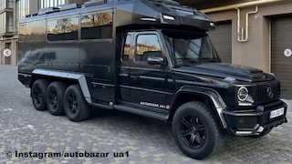 Mercedes G-Klasse mit acht Rädern