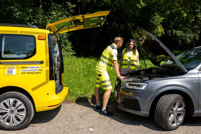 "Gelbe Engel" vom ADAC helfen einem Renault Zoe