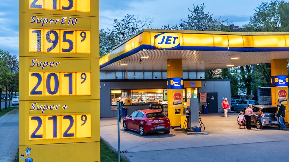 Bei JET-Tankstellen soll künftig der Ladestrompreis an der Preistafel angezeigt werden