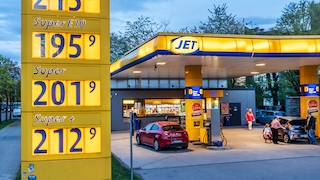 Bei einigen JET-Tankstellen wird der Ladestrompreis an der Preistafel angezeigt