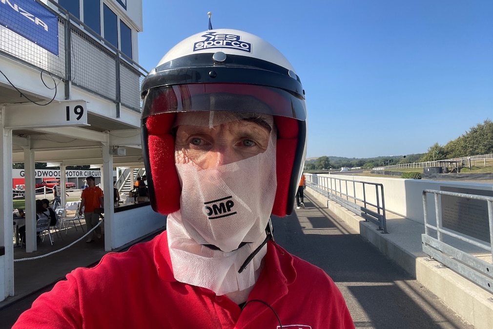 Fahrtest auf dem Goodwood Circuit nur mit Helm