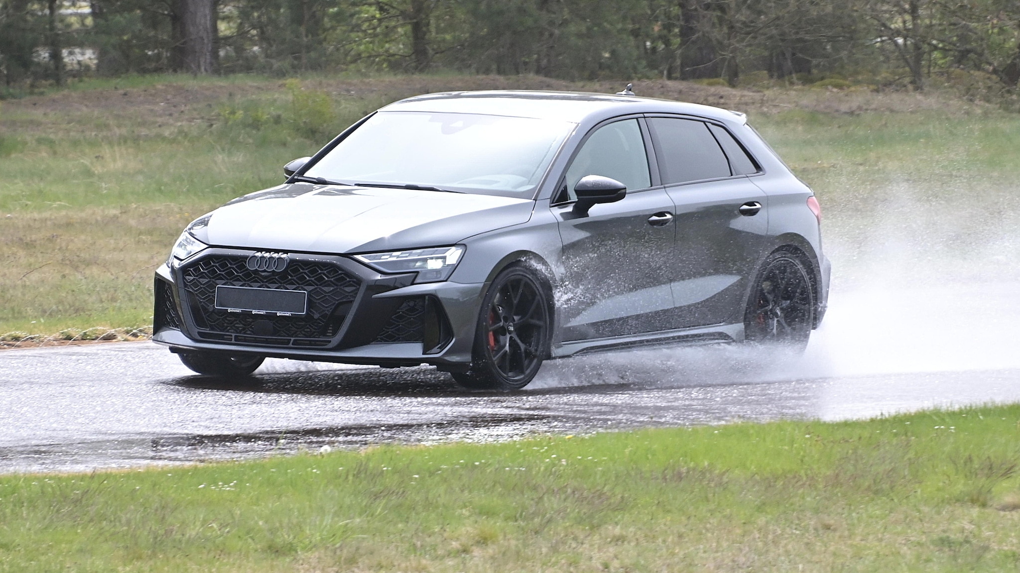 Cheap vs. premium tires: Are 300 euros worth the risk? - | AUTO BILD