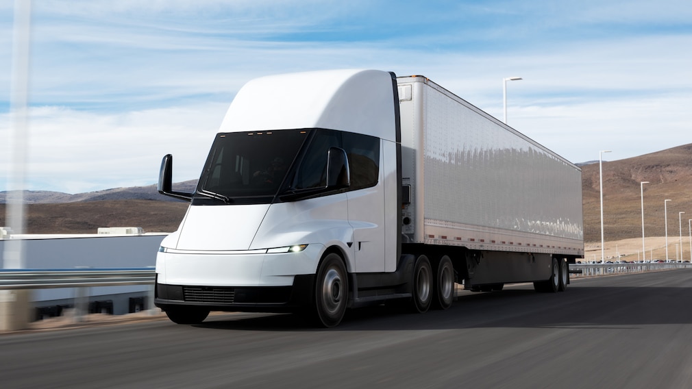 Mega-Reichweite! Tesla startet Elektro-Lkw-Offensive