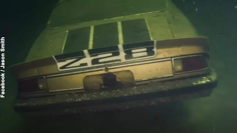 Das Heck eine Chevrolet Camaro Z28 am Grund eines Sees.