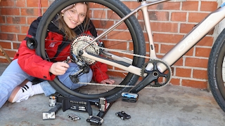 Alle Multitools am Fahrrad mit der Testerin im Hintergrund.