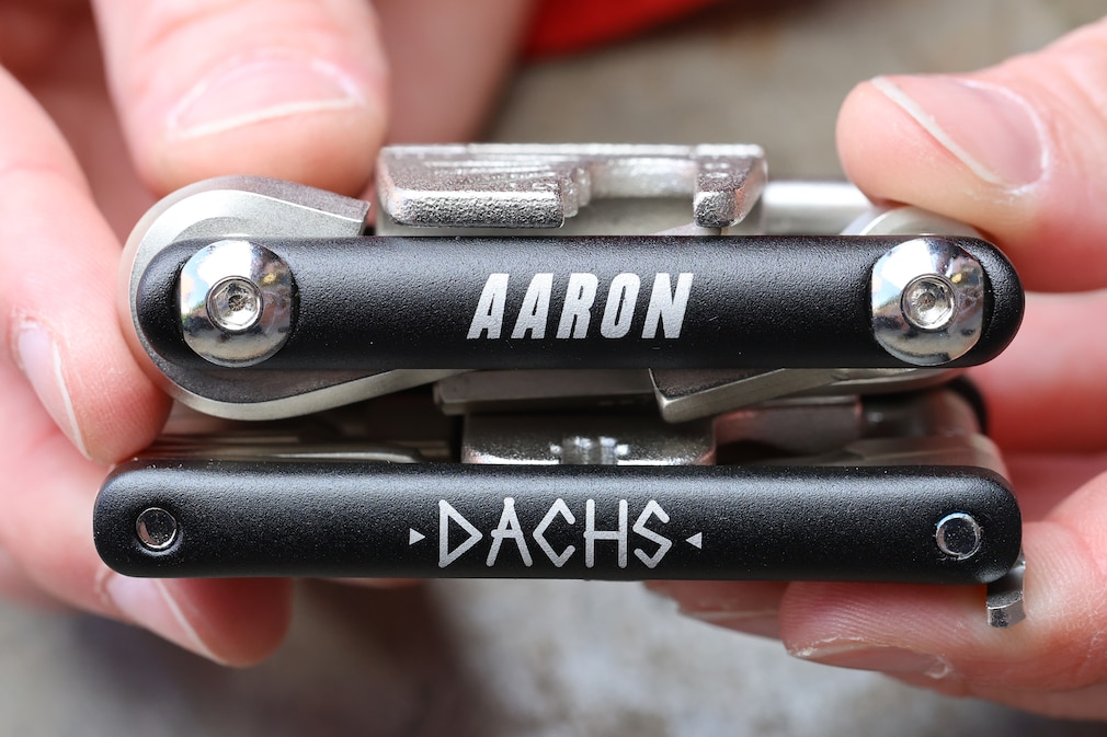 Das Aaron und Dachs-Multitool im Profil.