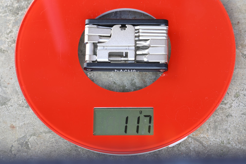 Das Dachs-Multitool auf der Waage.
