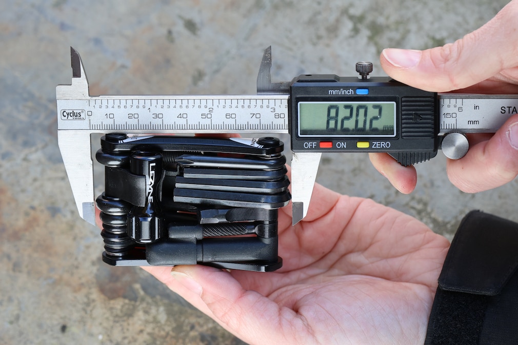 Das Lezyne-Multitool mit digitalem Messschieber vermessen.