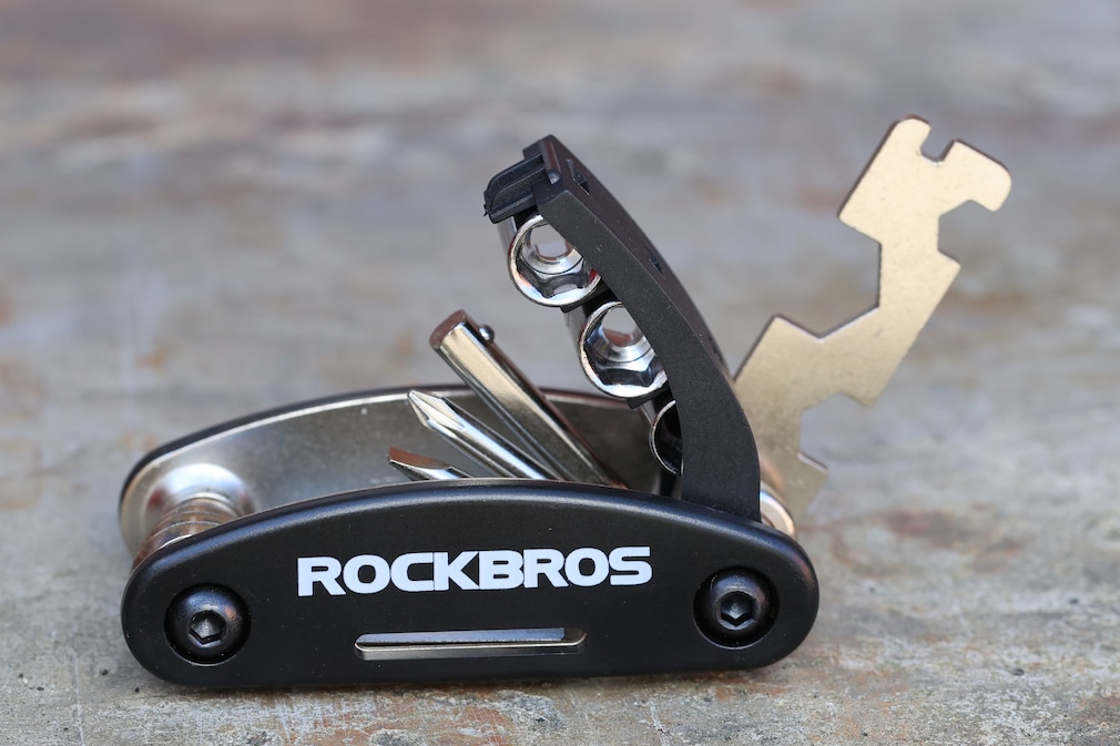Das Rockbros-Multitool ausgeklappt.
