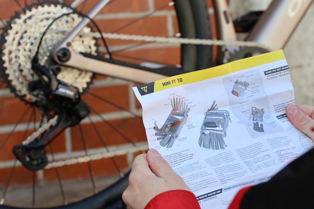 Die Bedienungsanleitung vom Topeak Mini PT 30 in der Hand.