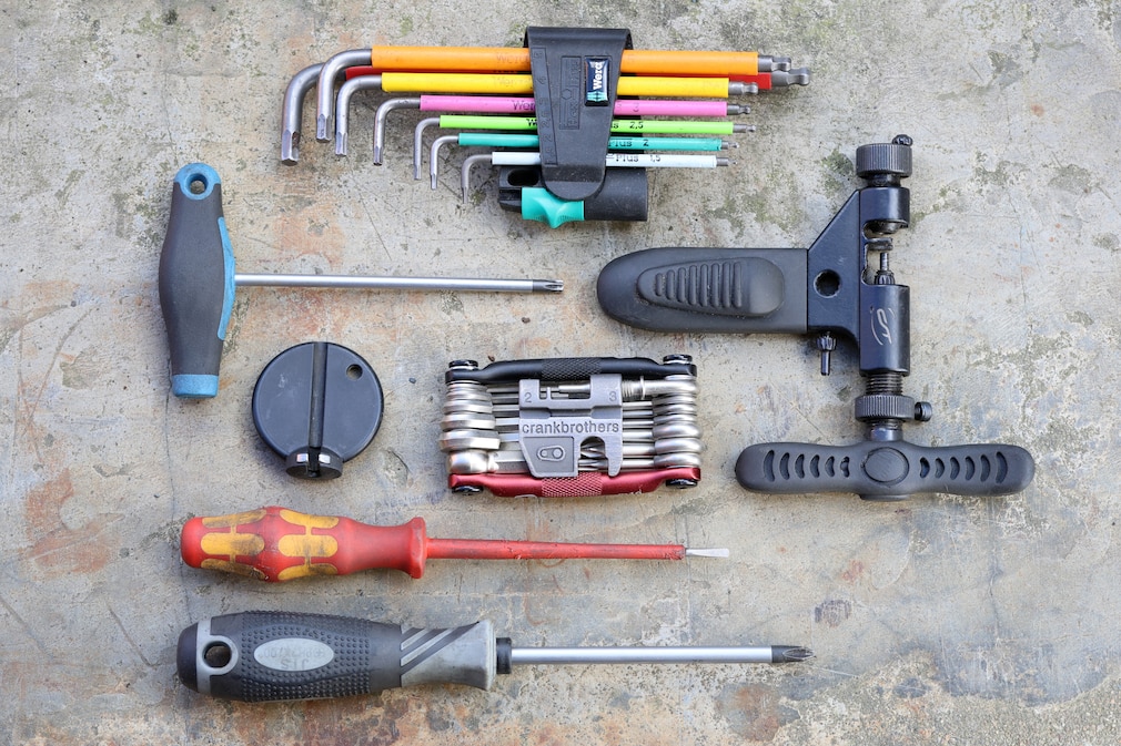 Ein Multitool in der Mitte und alle Funktionen mit entsprechendem Werkzeug drumherum.