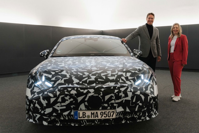 Ola Källenius und Lena Trautermann am neuen AMG 4-Türer