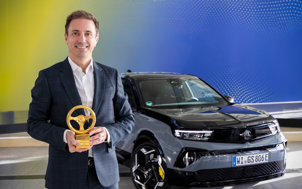 Opel-Chef Florian Huettl bei der Verleihung des Goldenen Lenkrads von AUTO BILD und BamS