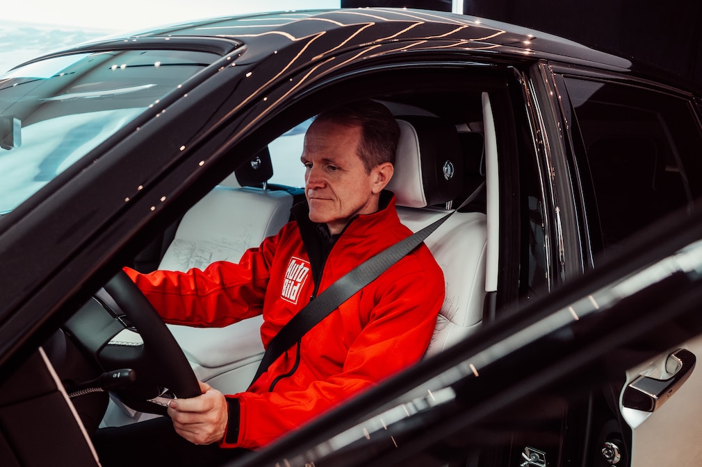 AUTO BILD-Chefreporter Frank B. Meyer am Steuer des Rolls-Royce Phantom Centenary
