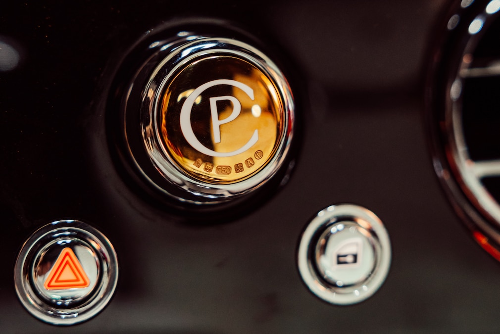 Goldener Lautstärkeregler im Rolls-Royce Phantom Centenary