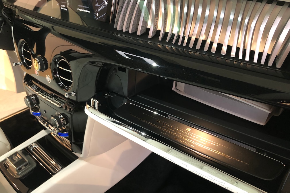 Innenseite des oberen Handschuhfachdeckels im Rolls-Royce Phantom Centenary