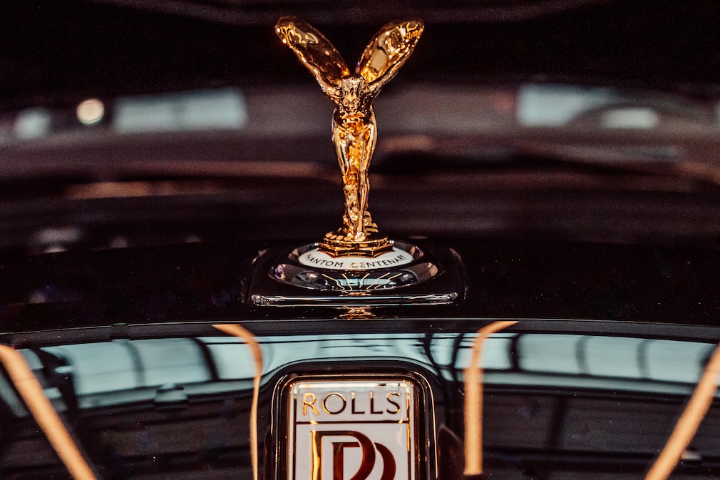 Kühlerfigur des Rolls-Royce Phantom Centenary aus Gold, genannt Spirit of Ecstasy oder Emily