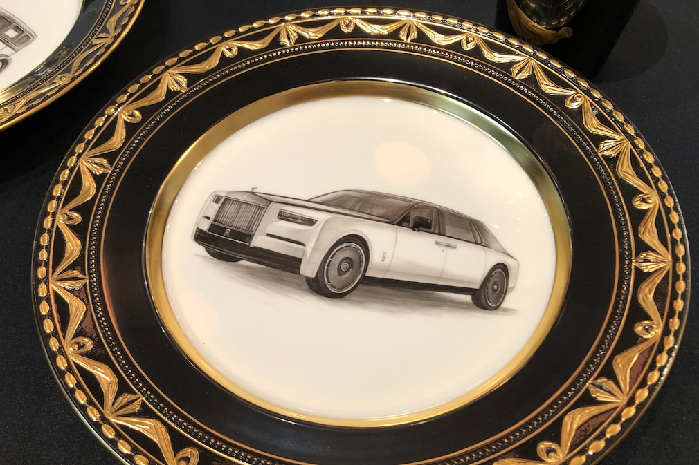 Porzellanteller mit Zeichnung des Rolls-Royce Phantom Centenary