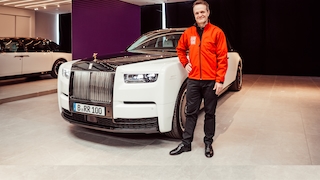 Rolls-Royce Phantom Centenary stehend schräg von vorn mit AUTO BILD-Reporter