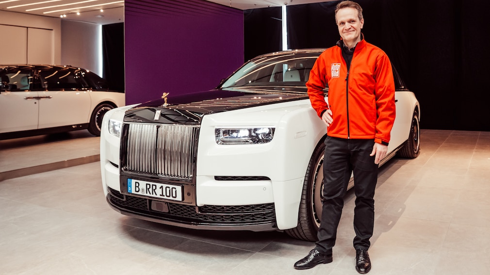 Rolls-Royce Phantom Centenary stehend schräg von vorn mit AUTO BILD-Reporter