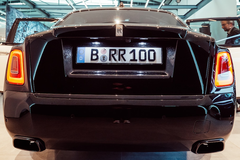 Rolls-Royce Phantom Centenary stehend von hinten