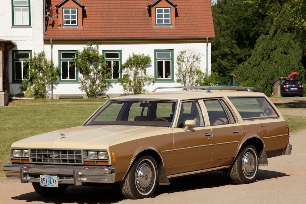 Chevrolet Impala Station Wagon stehend schräg von vorn, im Hintergrund ein VW Passat Variant
