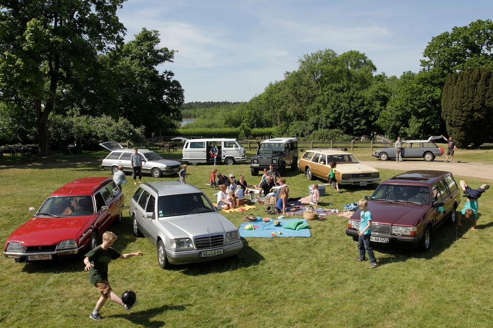 Gruppenbild: Chevrolet Impala Station Wagon, Citroen CX Familiale, Citroen ID Familiale, Land Rover Defender 110, Peugeot 505 Familial, Volvo 940, VW T3 Multivan Whitestar