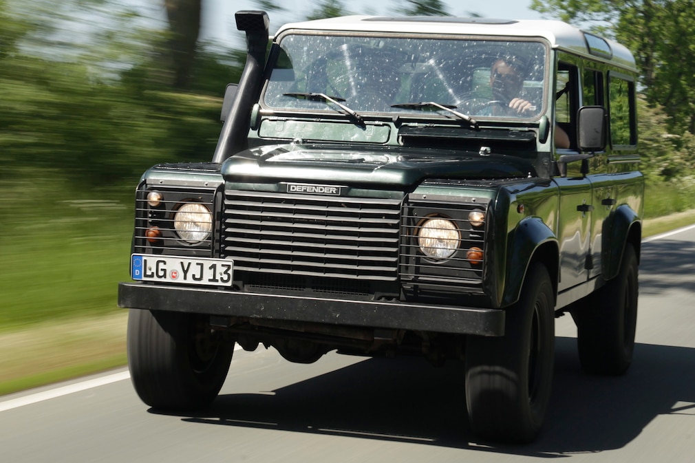 Land Rover Defender 110 fahrend von schräg vorn