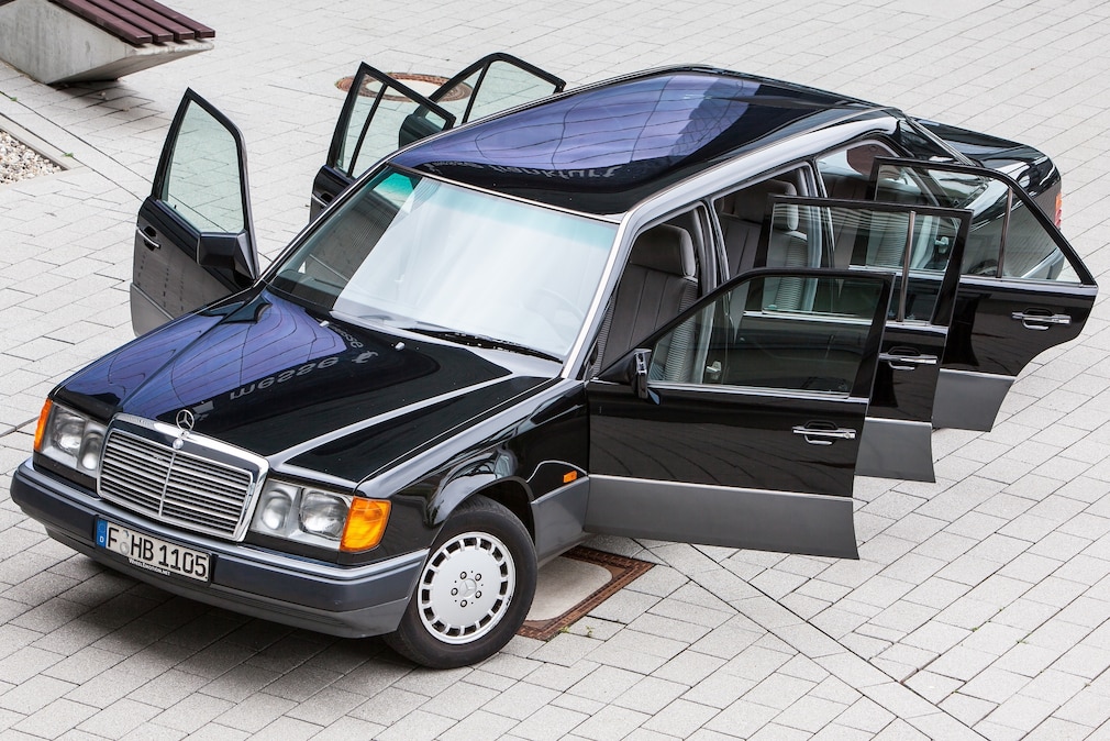 Mercedes 260 E lang (V 124) mit sechs offenen Türen von schräg oben