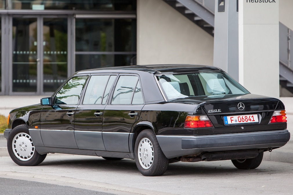 Mercedes 260 E lang (V 124) stehend von schräg hinten