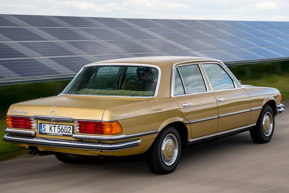 Mercedes 280 SE fahrend schräg von hinten