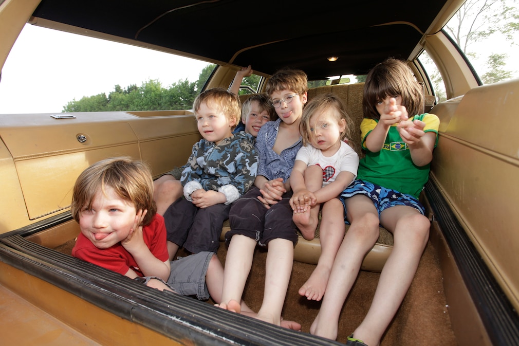 Sechs Kinder im Kofferraum (mit Sitzbank) des Chevrolet Impala Station Wagon