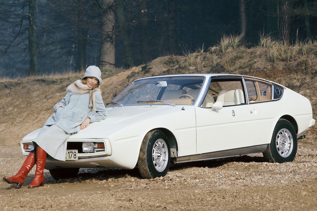 Talbot-Matra Murena stehend schräg von vorn, eine Frau lehnt auf dem Bug