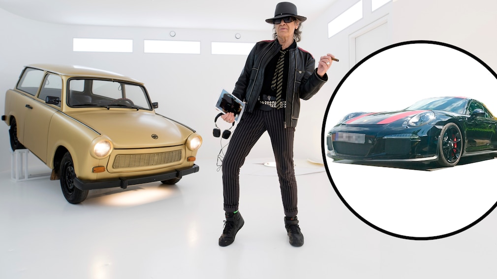 Studiofoto von Trabant 601 Universal und Udo Lindenberg, dazu Lindenbergs Porsche 911 R