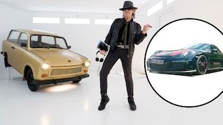 Studiofoto von Trabant 601 Universal und Udo Lindenberg, dazu Lindenbergs Porsche 911 R