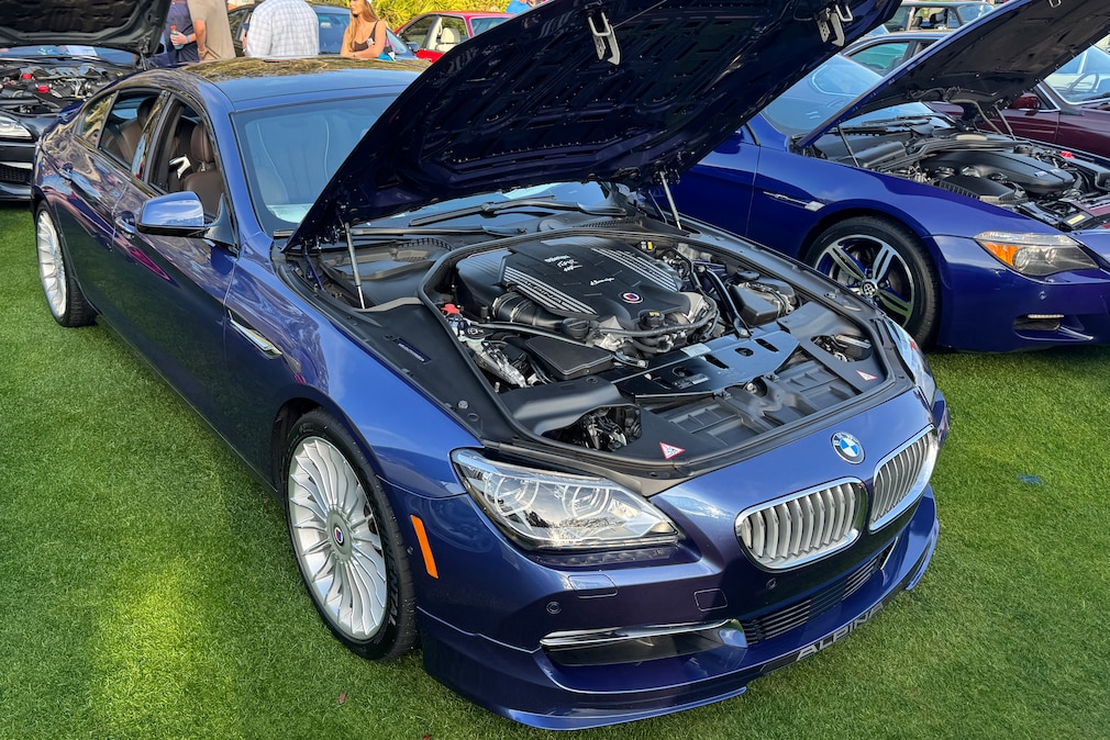 Alpina B6 auf einem Autotreffen mit geöffneter Motorhaube.