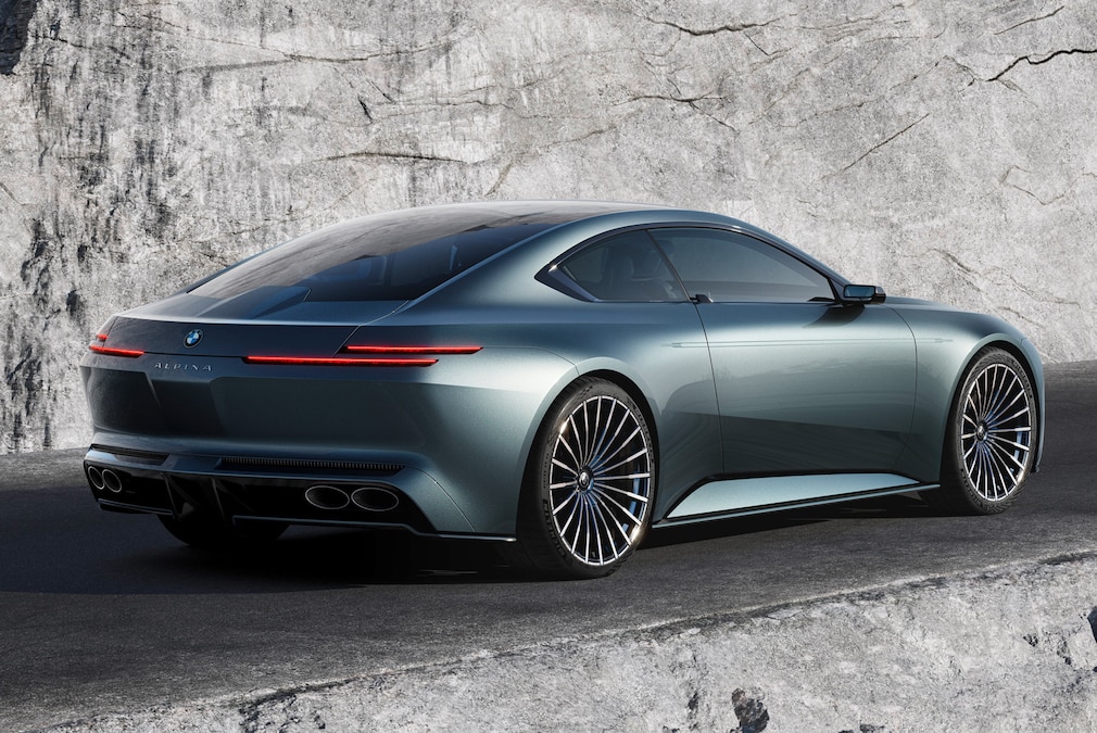 Die Studie Vision BMW Alpina von schräg hinten im Gebirge.