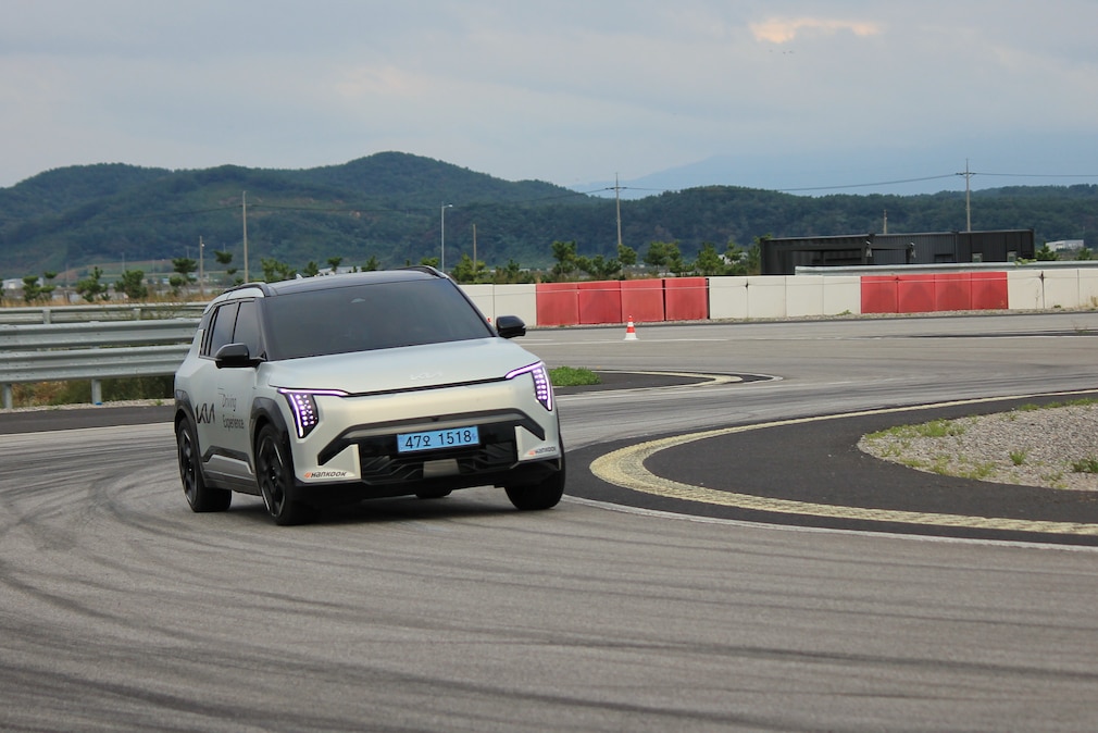 Der Kia EV3 fährt dynamisch um eine Linkskurve des Trockenhandlingkurses