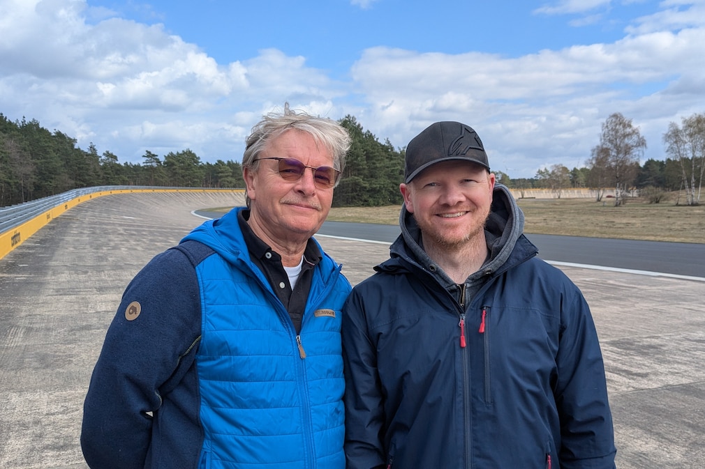 Die AUTO BILD-Reifentester Dierk Möller (links) und Martin Westerhoff stehen nebeneinander