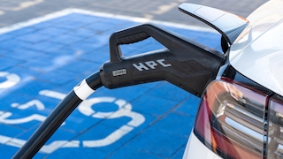 Ein Elektroauto an einer HPC-Schnellladestation. Das Bild verdeutlicht die moderne Ladeinfrastruktur und die technologische Entwicklung der Verkehrswende hin zu nachhaltiger Energie.