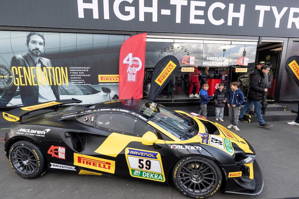 Die Wagen des Pirelli-Teams waren exklusiv mit dem 40-Jahre-AUTO BILD-Logo gebrandet.