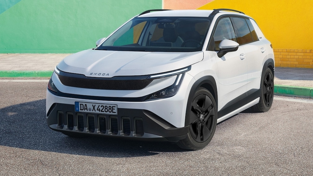 Skoda Epiq 55 als Sondermodell "Edition Eins" steht vor bunten Wänden.