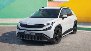 Skoda Epiq 55 als Sondermodell "Edition Eins" steht vor bunten Wänden.