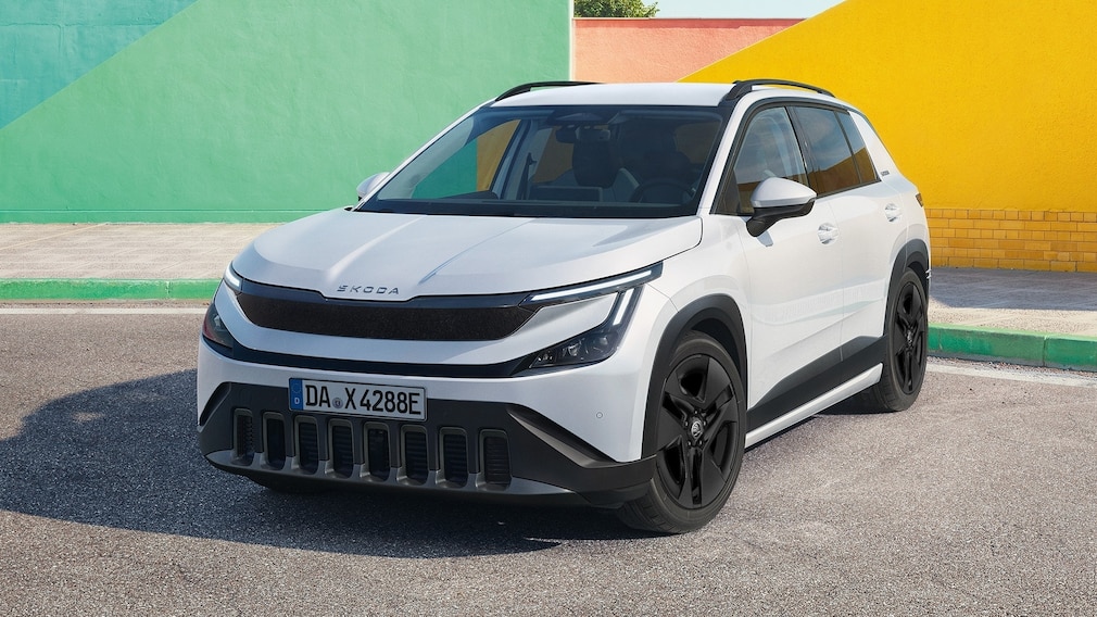 Skoda Epiq 55 als Sondermodell "Edition Eins" steht vor bunten Wänden.