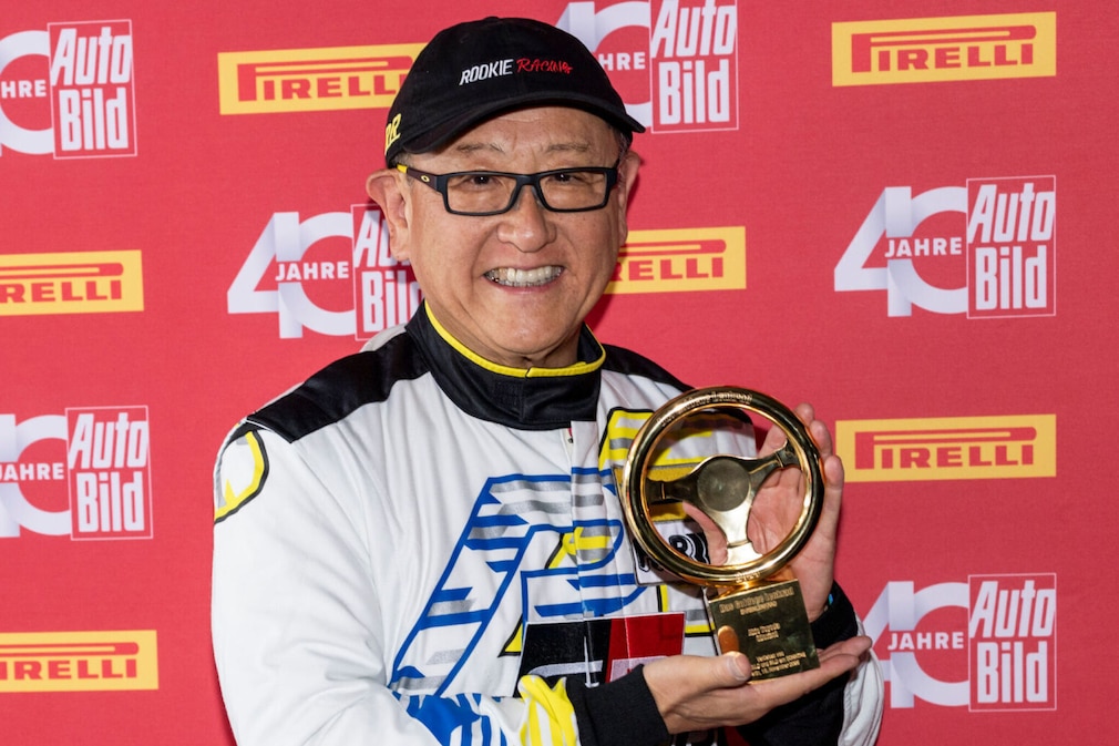 Akio Toyoda präsentiert voller Freude das Goldene Ehrenlenkrad