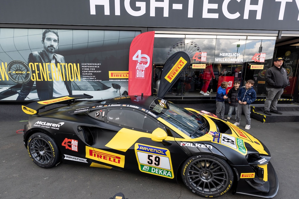 Die Wagen des Pirelli-Teams waren exklusiv mit dem Logo "40 Jahre AUTO BILD" gebrandet.