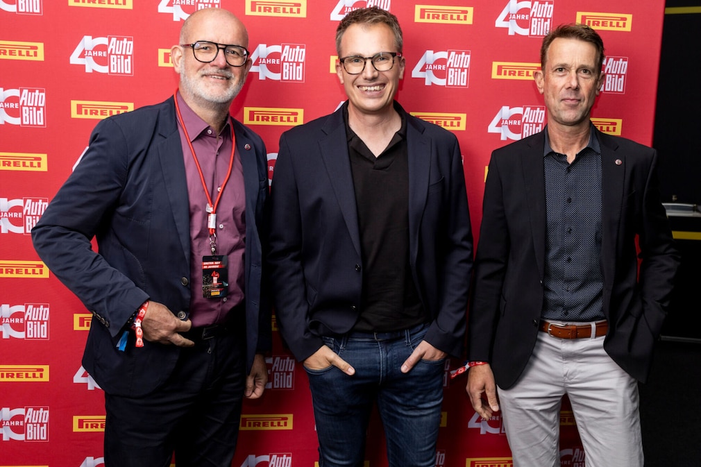 Dino Damiano (Direktor Marketing Mazda Motors Deutschland GmbH), Robin Hornig und Jochen Münzinger (Direktor Presse- und Öffentlichkeitsarbeit).