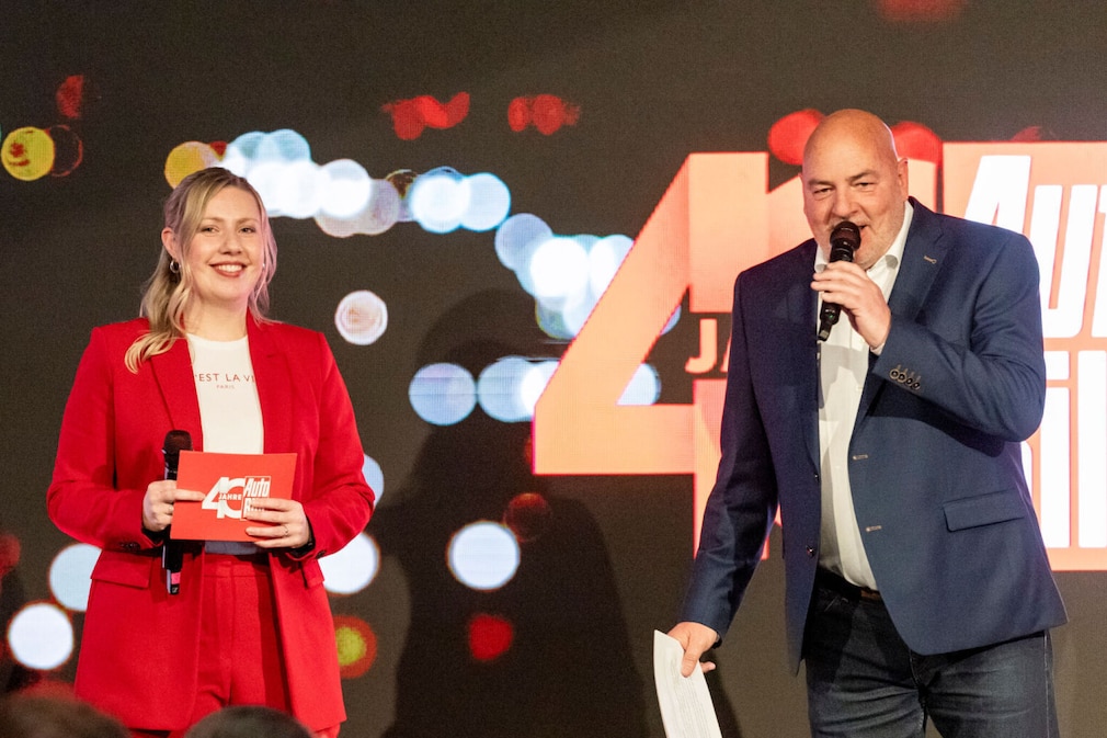 Lena Trautermann (stellvertretende Chefredakteurin AUTO BILD) erläutert im Gespräch mit Stefan Müller, Geschäftsführer der B&M Marketing